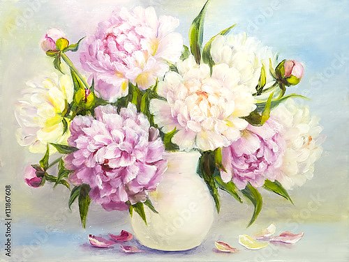 Розовые и белые цветы пионов в белой вазе