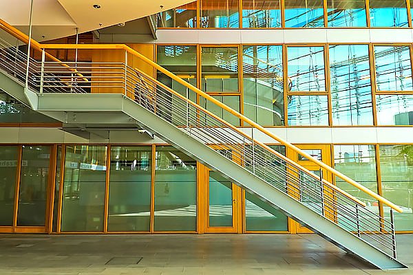 Лестница и стеклянный фасад офисного здания