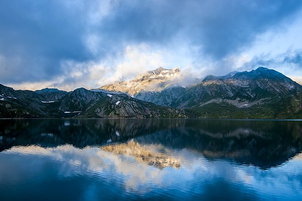 Озеро с отражениями гор и неба