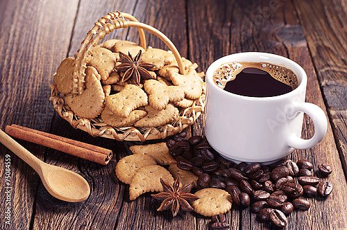 Кофе с печеньем и корицей