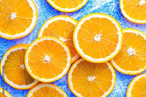 Нарезанный апельсин на синем деревянном столе