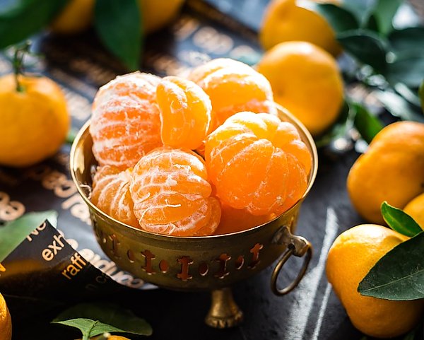 Спелые мандарины в блюдце