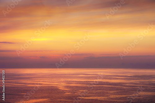 Морской пейзаж с оранжевым закатом