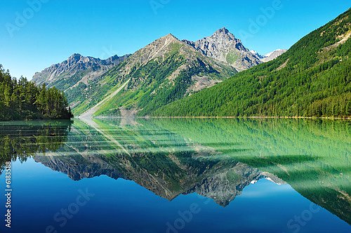 Россия, Алтай. Лесистые горы с отражением в озере