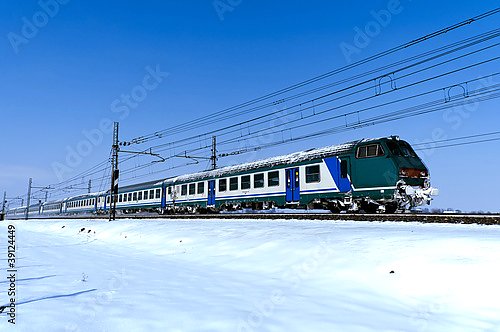 Поезд на зимней железной дороге