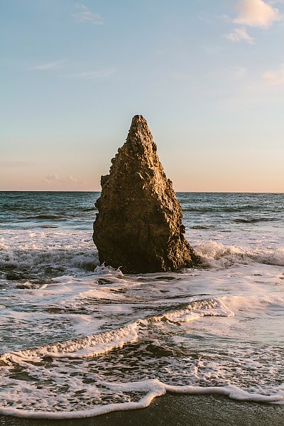 Скала на морском берегу