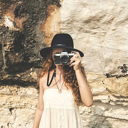 Девочка в шляпе с фотоаппаратом