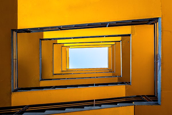 Желтая лестница