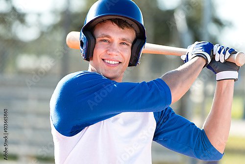 Бейсболист размахивает битой