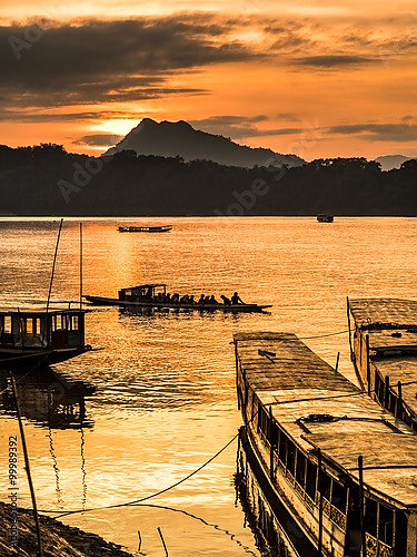 Экскурсионные лодки на реке Меконг, Луанг Прабанг, Лаос 2