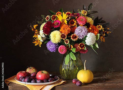 Осенний натюрморт с цветами и фруктами