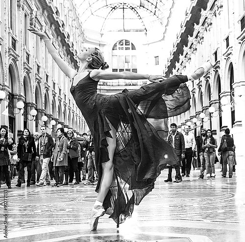 Балерина на улице в Милане