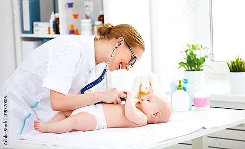 Врач-педиатр прослушивает ребёнка
