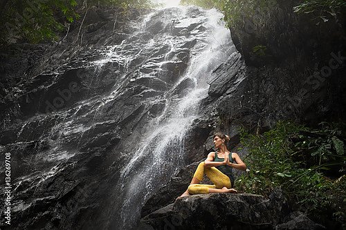 Йога у водопада