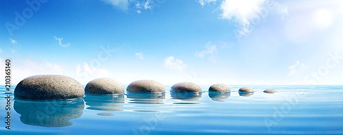 Круглые камни в голубой воде