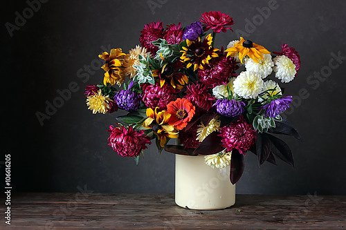 Осенний натюрморт с садовыми цветами на темном фоне
