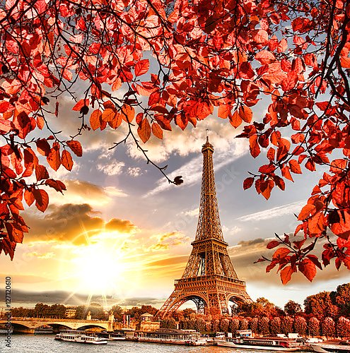Франция, Париж. Eiffel Tower with autumn leaves