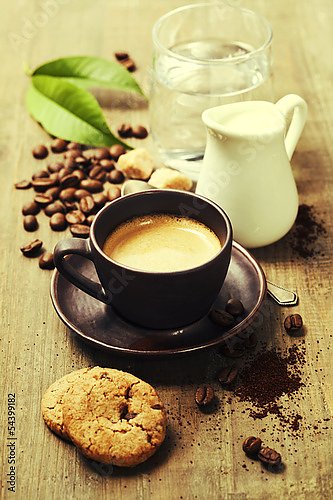 Кофе с молоком и печеньем