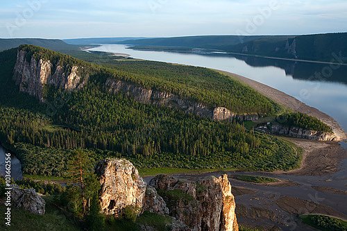 Россия, Якутия. Скалистый пейзаж на реке Лена