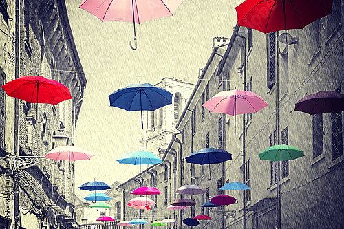 Цветные зонты над улице