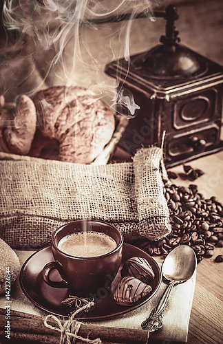 Ароматный горячий кофе с шоколадом и сладким круассаном