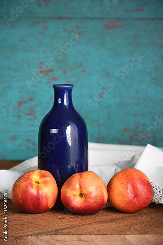 Натюрморт с персиками и синей вазой
