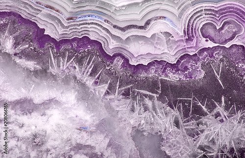 Фиолетовая полоса в серой текстуре агата