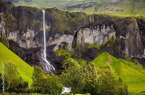 Прекрасный исландский водопад