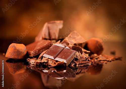 Ассорти шоколадных конфет и плиток на темном фоне