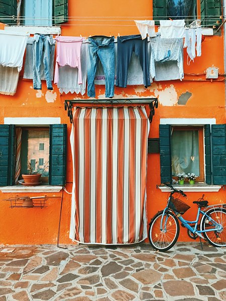 Улица в Бурано, Венеция, Италия