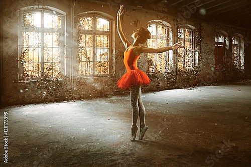 Танцовщица в заброшенном здании