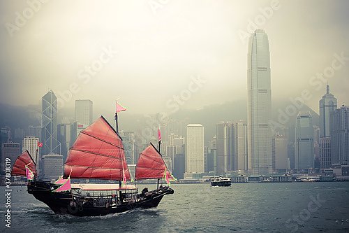 Китай, Гогконг. Традиционная лодка на фоне города