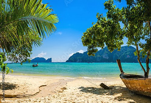  Экзотический пляж с пальмами и катеом на лазурной воде, острова Пхи-Пхи, Таиланд