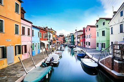 Красочная венецианская улица с каналом и цветными домиками