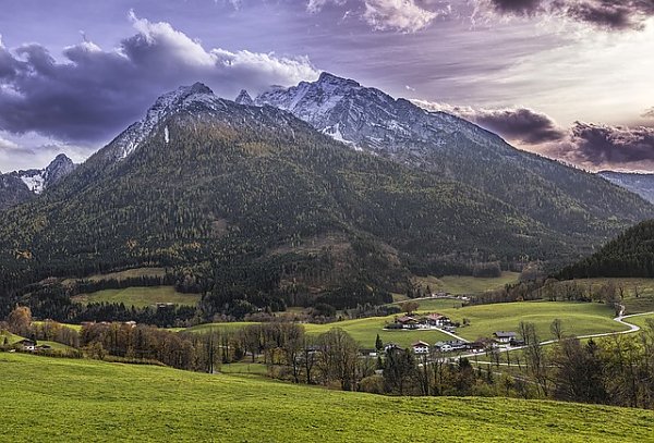Альпийский пейзаж с горами Вацманн и баварской деревушкой