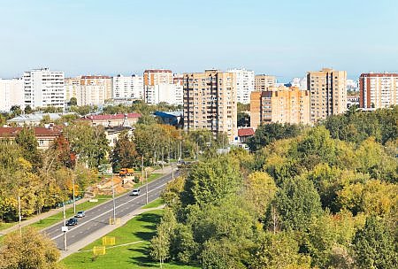 Новый жилой район в солнечный день