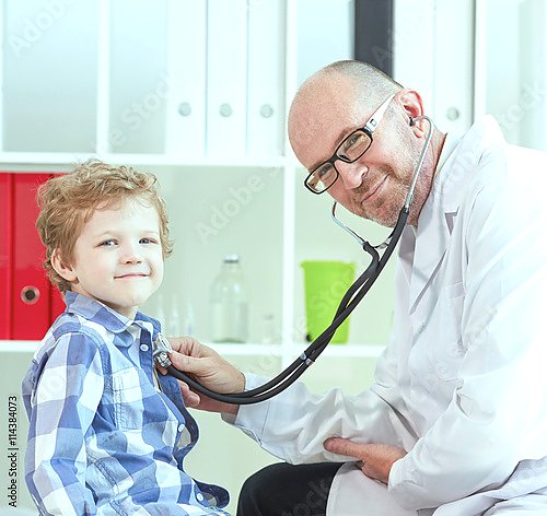 Доктор прослушивает лёгкие ребёнка