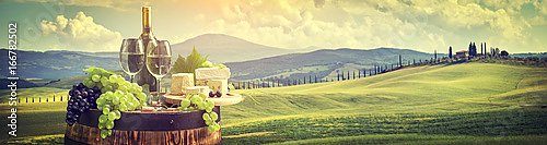 Бутылка вина с бочкой в зеленом винограднике Тосканы, Италия