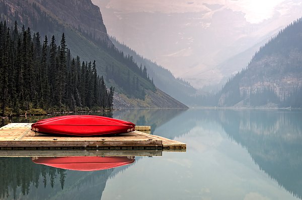 Красная лодка на горном озере