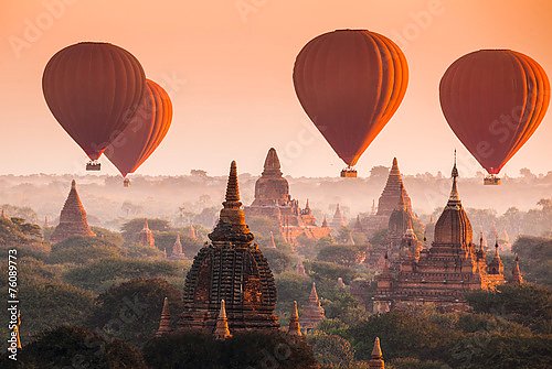Воздушные шары над равниной Баган в туманное утро, Мьянма