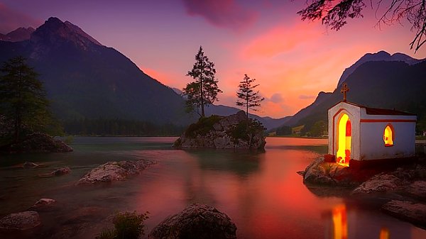Розовый рассвет над озером