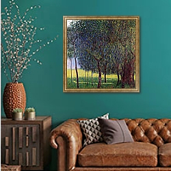 «Fruit Trees, 1901» в интерьере гостиной с зеленой стеной над диваном «Fruit Trees, 1901» в интерьере гостиной с зеленой стеной над диваном
