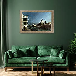 «The Molo Looking West with the Doge's Palace in the Distance» в интерьере зеленой гостиной над диваном «The Molo Looking West with the Doge's Palace in the Distance» в интерьере зеленой гостиной над диваном