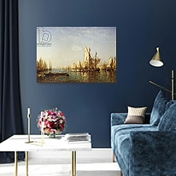 «Shipping on the Grand Canal, Venice,» в интерьере гостиной с зеленой стеной над диваном «Shipping on the Grand Canal, Venice,» в интерьере гостиной с зеленой стеной над диваном