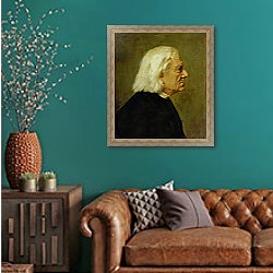 «The Composer Franz Liszt, 1884» в интерьере гостиной с зеленой стеной над диваном «The Composer Franz Liszt, 1884» в интерьере гостиной с зеленой стеной над диваном