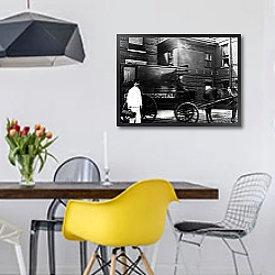 «История в черно-белых фото 716» в интерьере столовой в скандинавском стиле с яркими деталями