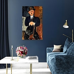 «Seated Man 1918» в интерьере классической спальни с темными стенами «Seated Man 1918» в интерьере классической спальни с темными стенами