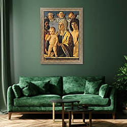 «The Virgin and Child with St. Peter and St. Sebastian, c.1487» в интерьере зеленой гостиной над диваном «The Virgin and Child with St. Peter and St. Sebastian, c.1487» в интерьере зеленой гостиной над диваном