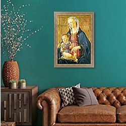 «Madonna and Child, c. 1470- 75» в интерьере гостиной с зеленой стеной над диваном «Madonna and Child, c. 1470- 75» в интерьере гостиной с зеленой стеной над диваном