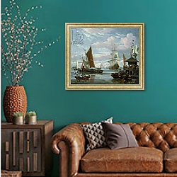«Estuary Scene with Boats and Fisherman» в интерьере гостиной с зеленой стеной над диваном «Estuary Scene with Boats and Fisherman» в интерьере гостиной с зеленой стеной над диваном